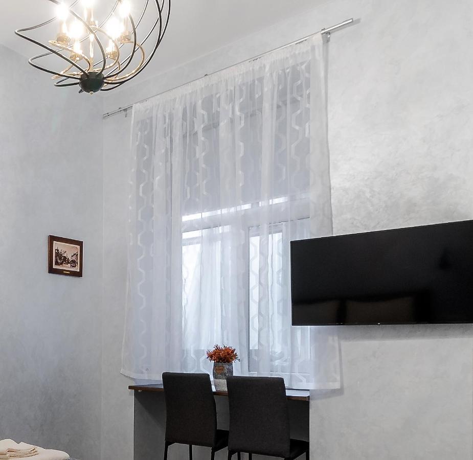 Apartment Golden Violin ! T