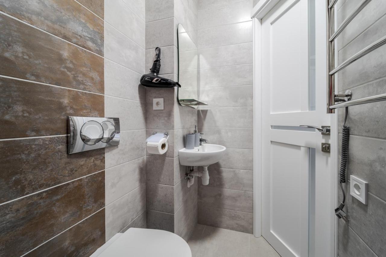 Golden Violin ! T Apartment