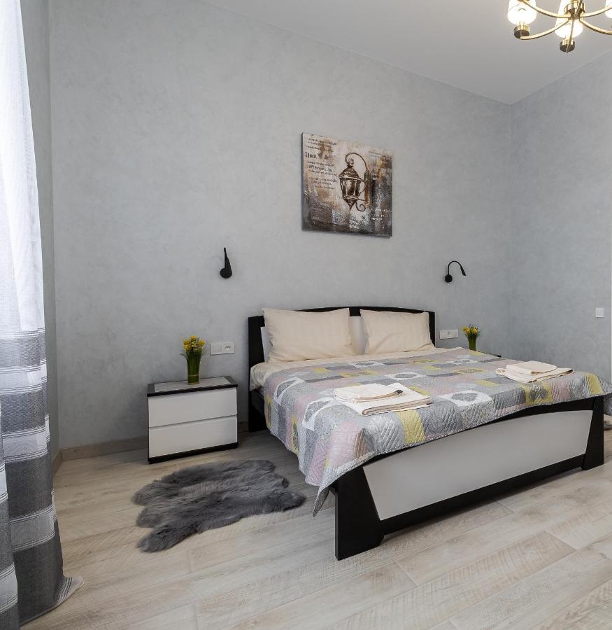 Golden Violin ! T Apartment