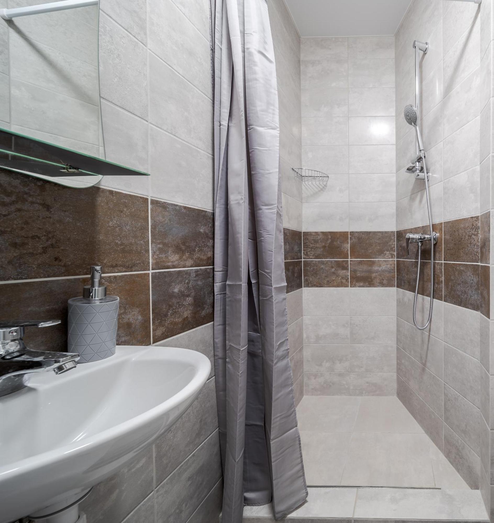 Golden Violin ! T Apartment